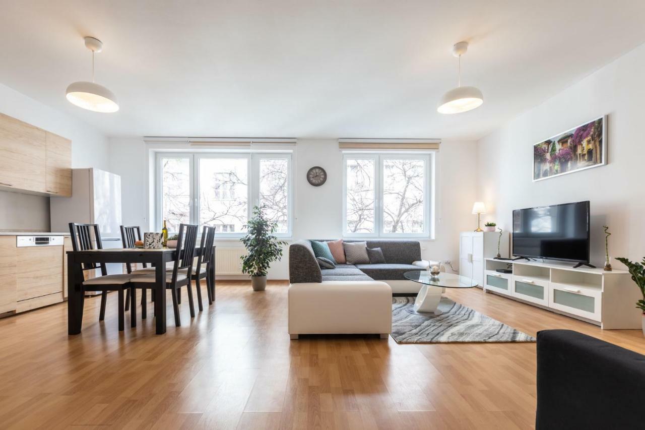 Spacious Apartment In The Old Town Of Bratislava Extérieur photo